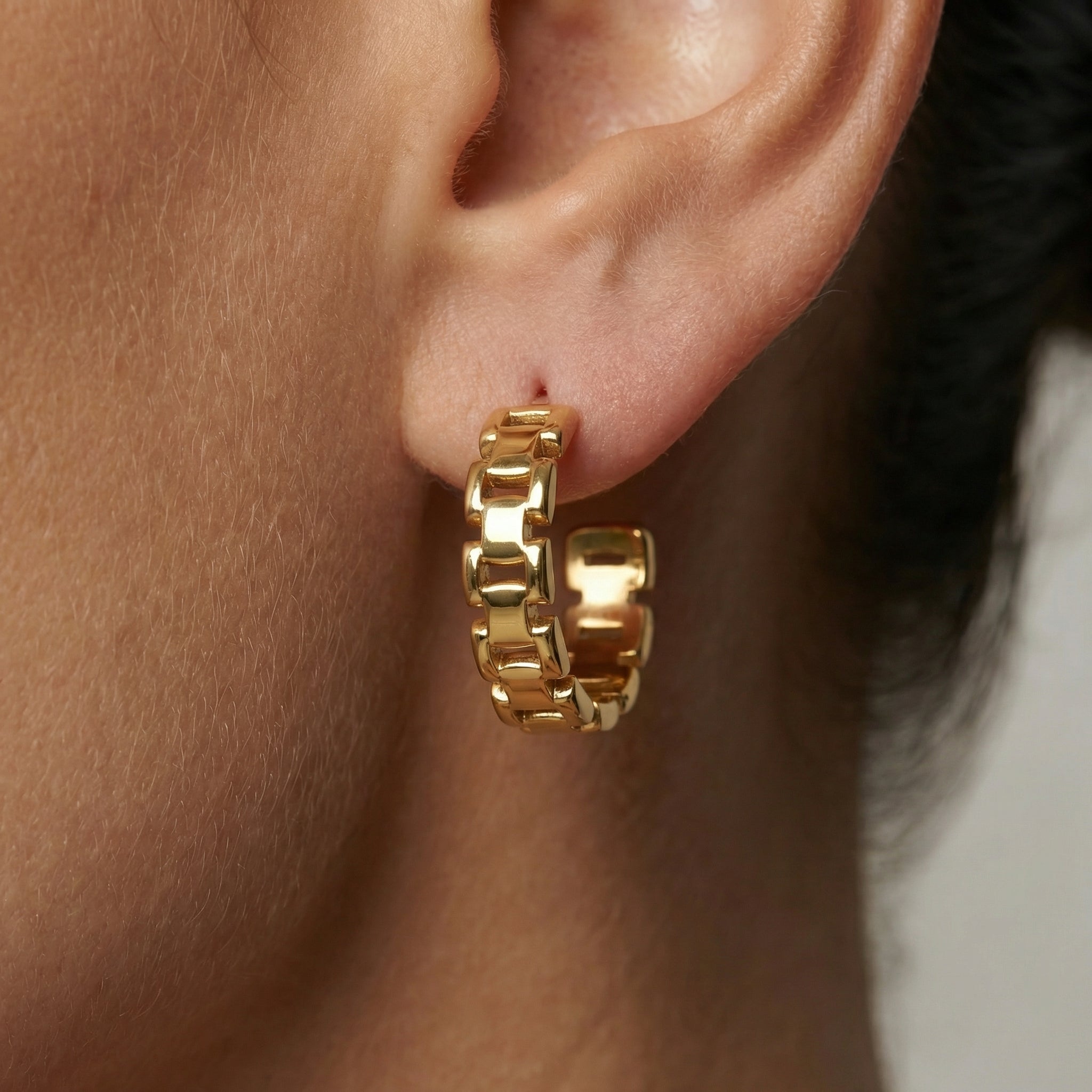 Atria Curve Hoop Earrings